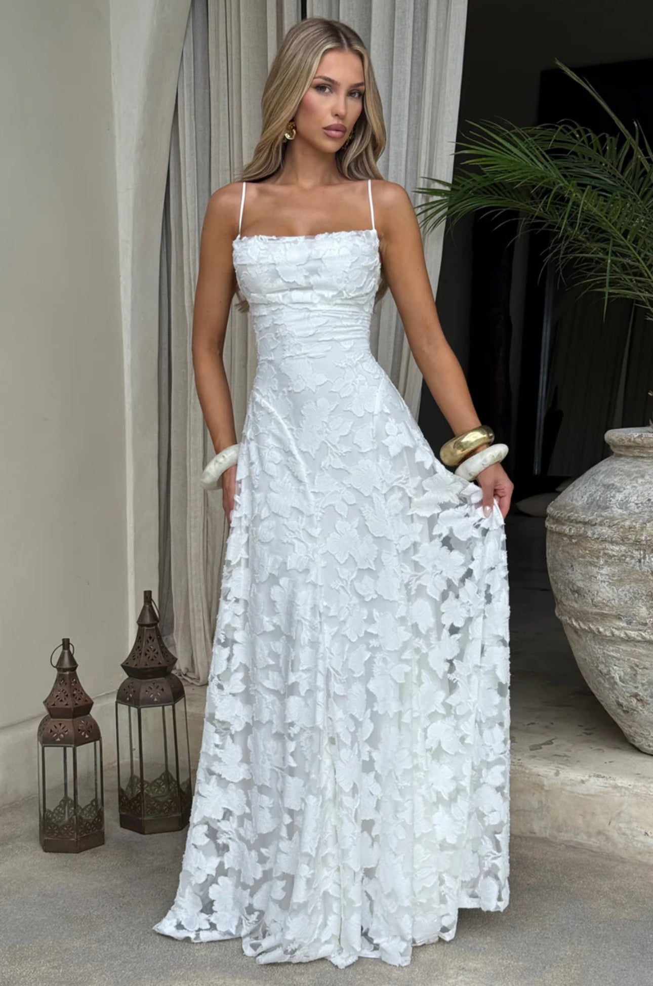 ELARA · VESTIDO LARGO DE ENCAJE CON TIRANTES FINOS