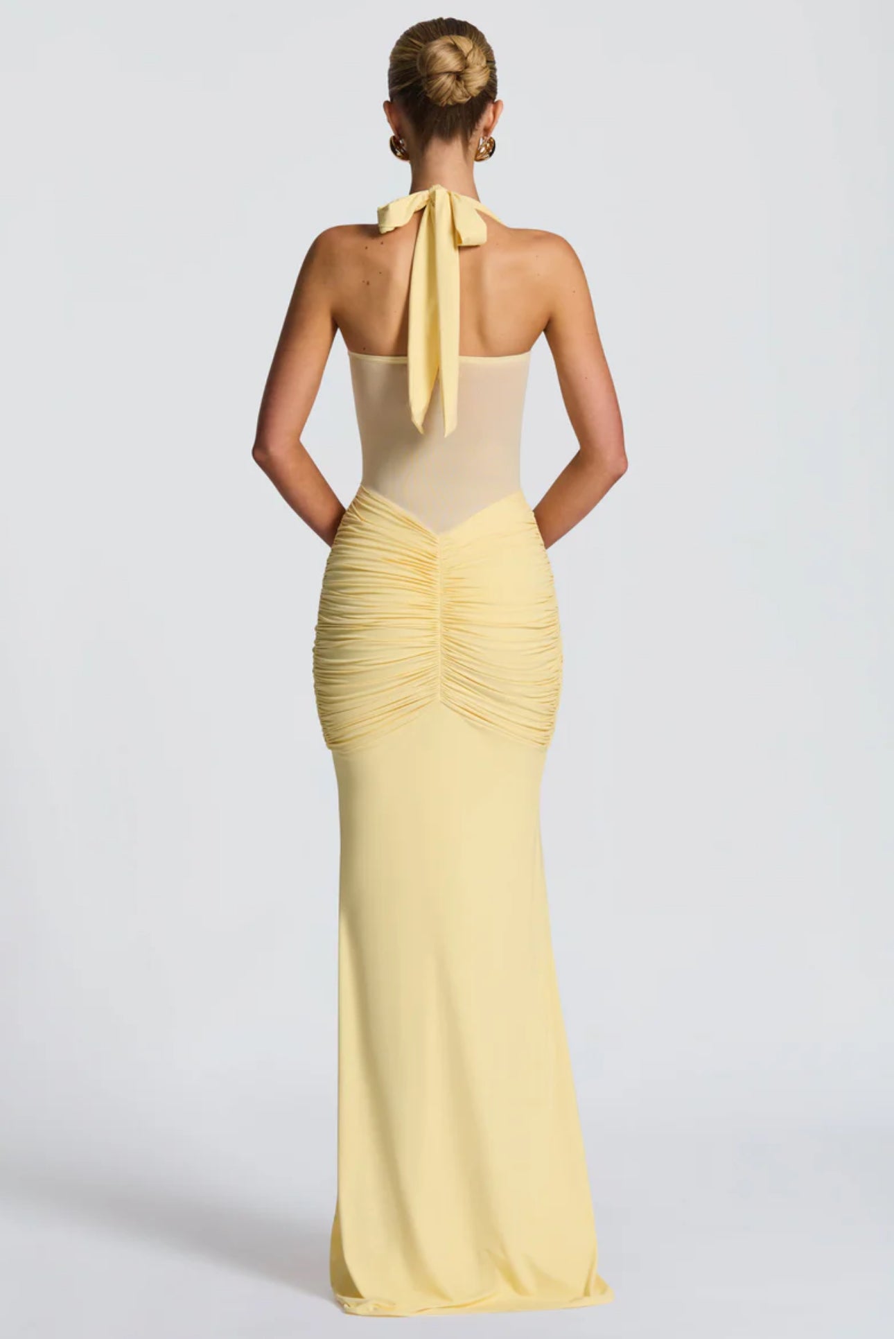 AURELIA · VESTIDO LARGO CON ESCOTE HALTER, DRAPEADO Y TRANSPARENCIA CENTRAL