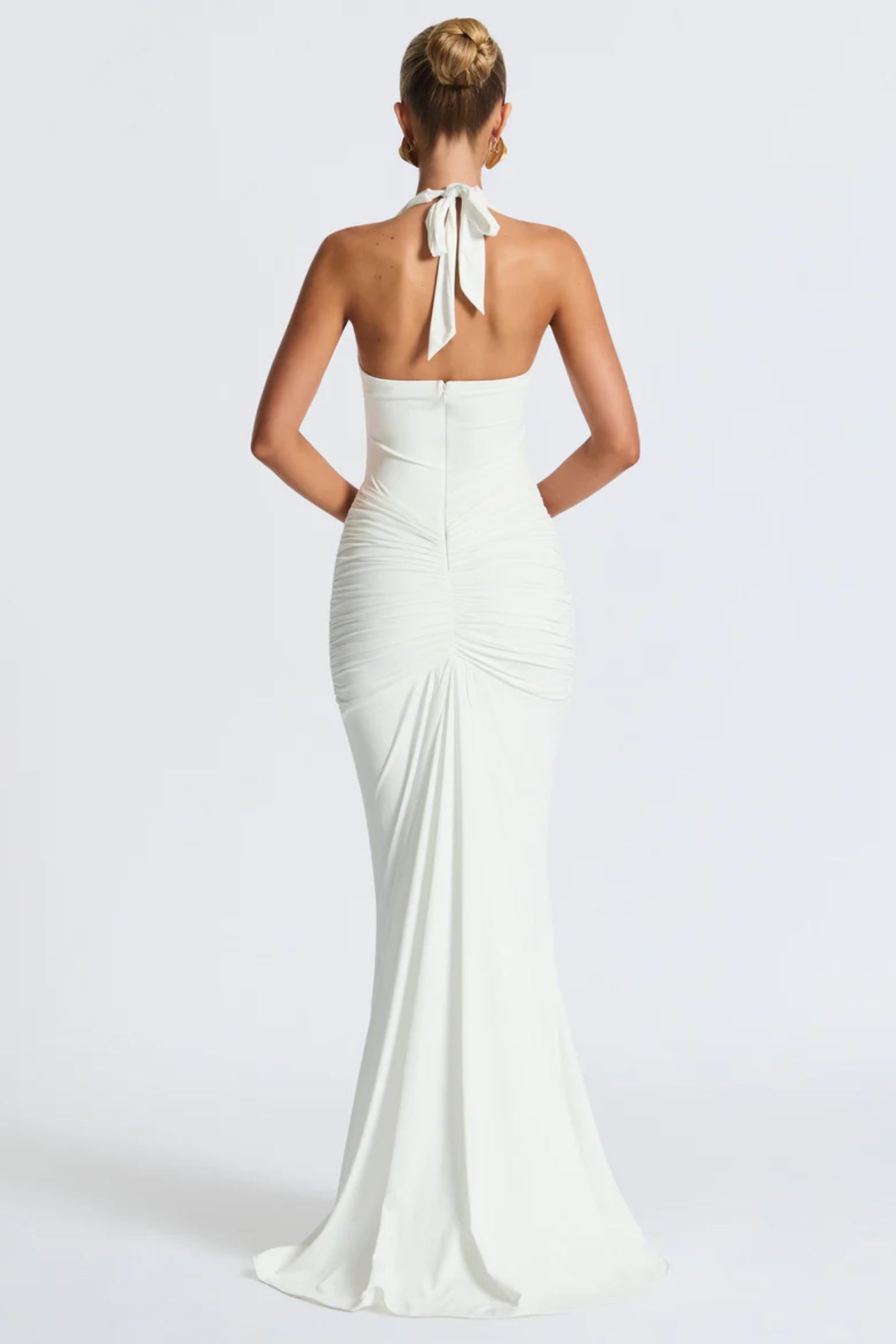 SOLENE · VESTIDO LARGO CON ESCOTE HALTER Y DRAPEADO FRONTAL