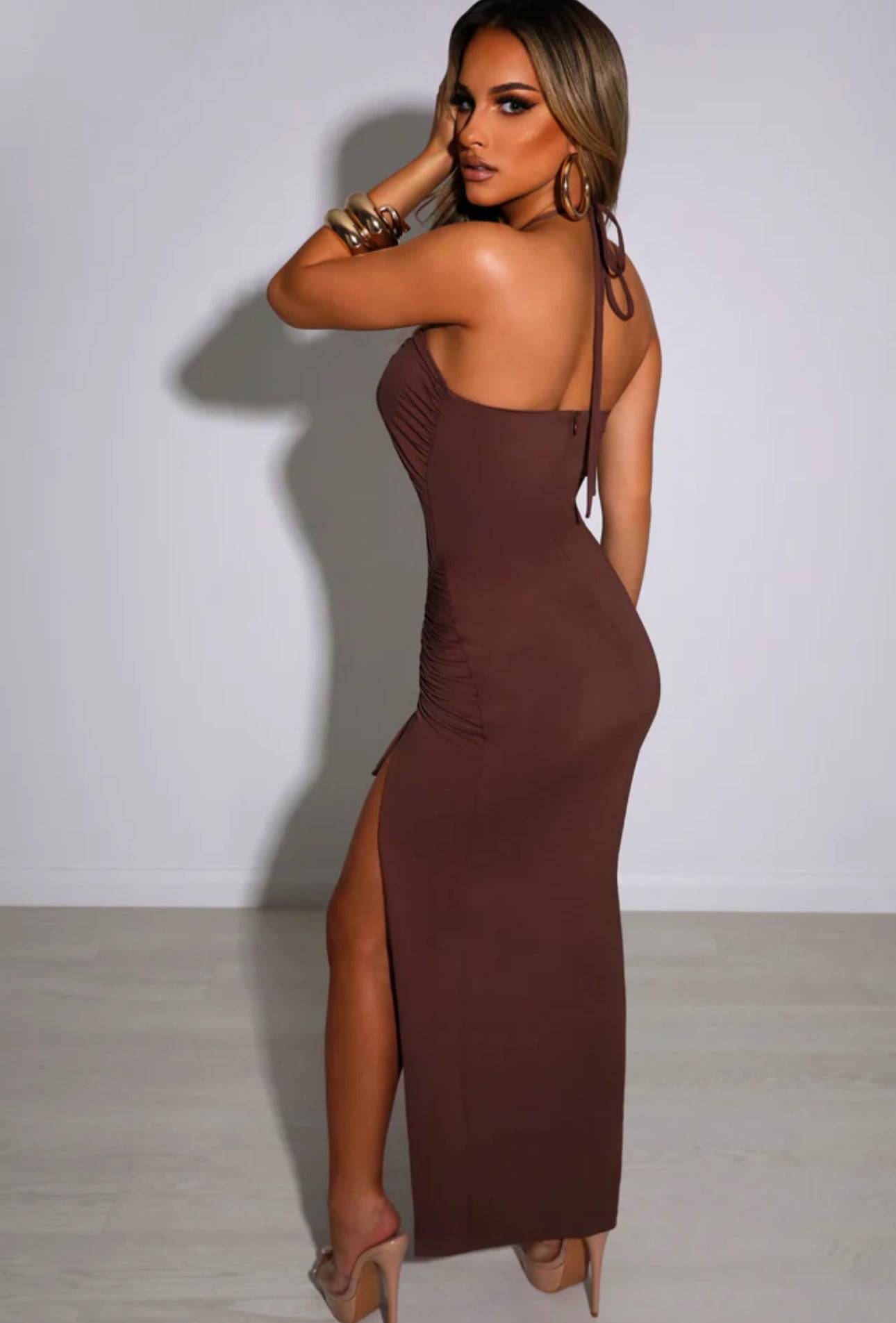 KEYLA · VESTIDO MAXI CRUZADO CON ABERTURA FRONTAL, ESPALDA DESCUBIERTA Y FALDA AJUSTABLE