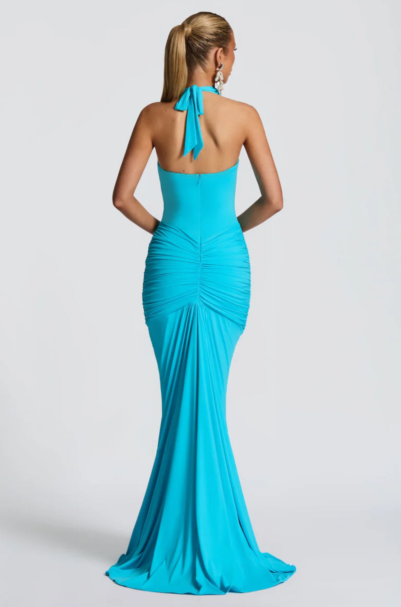 SOLENE · VESTIDO LARGO CON ESCOTE HALTER Y DRAPEADO FRONTAL