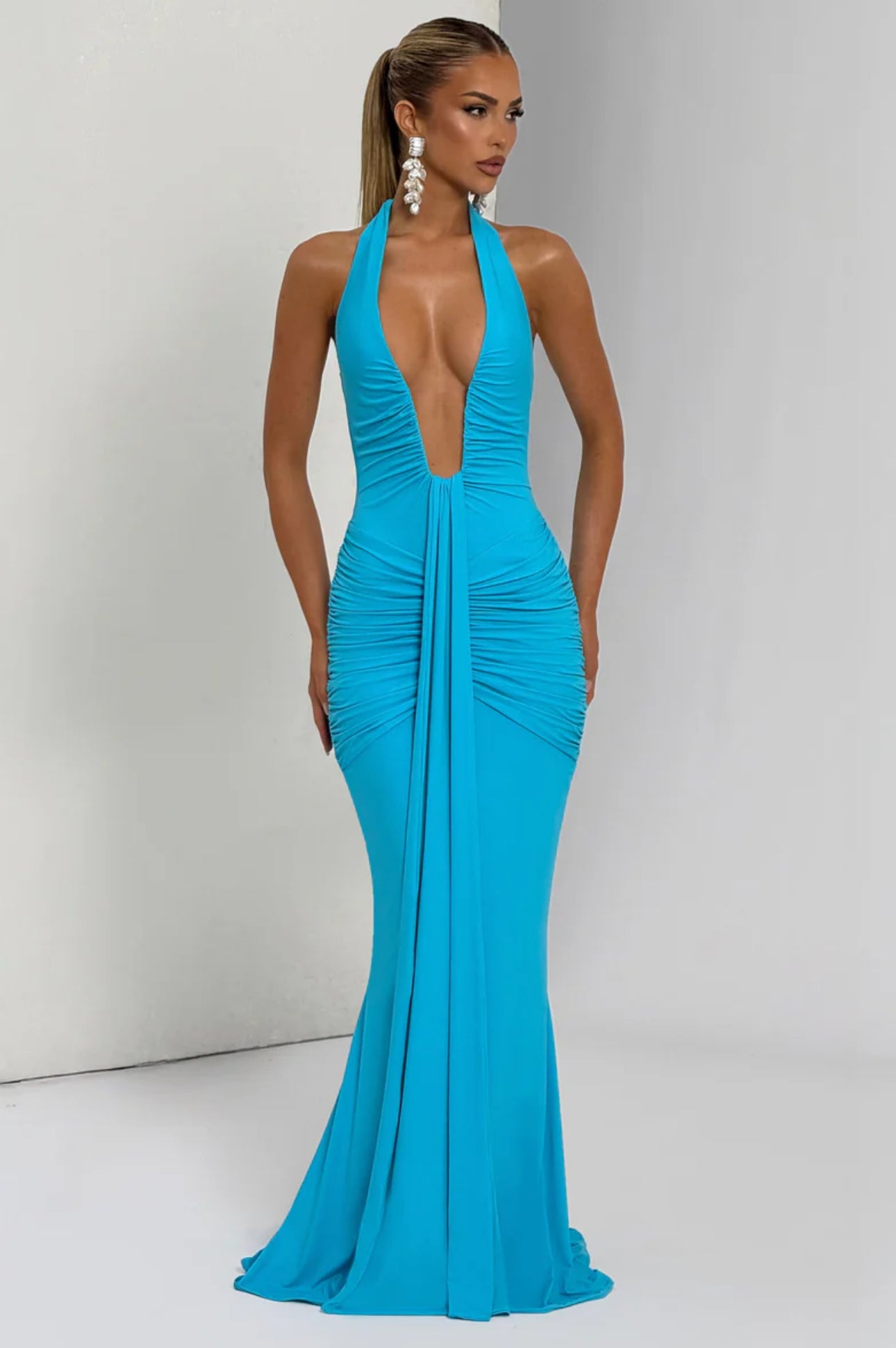 SOLENE · VESTIDO LARGO CON ESCOTE HALTER Y DRAPEADO FRONTAL