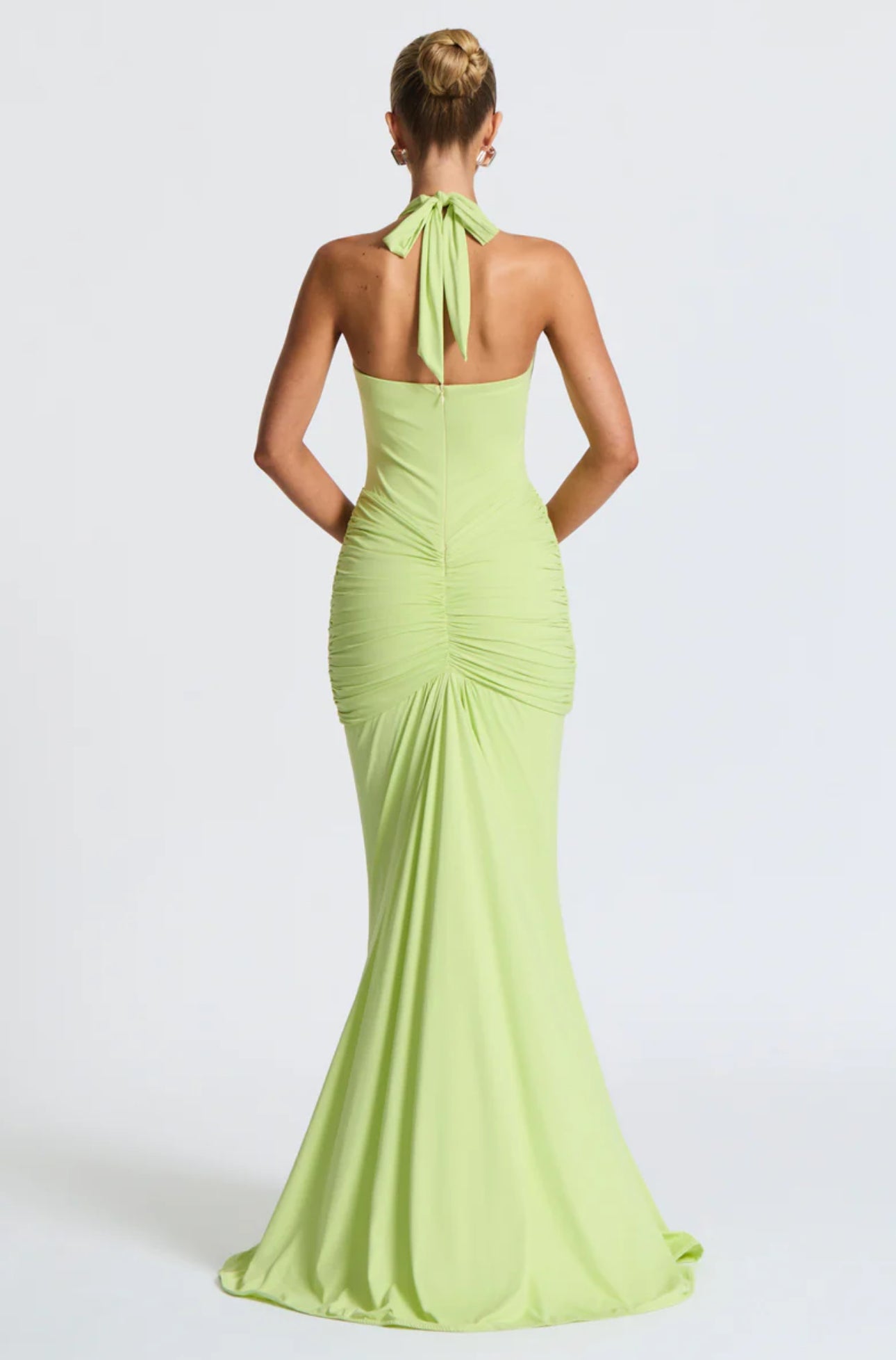 SOLENE · VESTIDO LARGO CON ESCOTE HALTER Y DRAPEADO FRONTAL