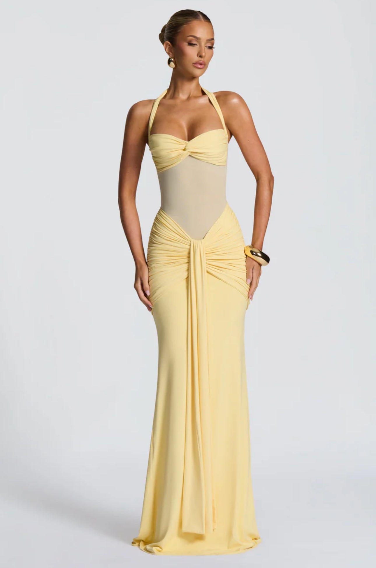 AURELIA · VESTIDO LARGO CON ESCOTE HALTER, DRAPEADO Y TRANSPARENCIA CENTRAL