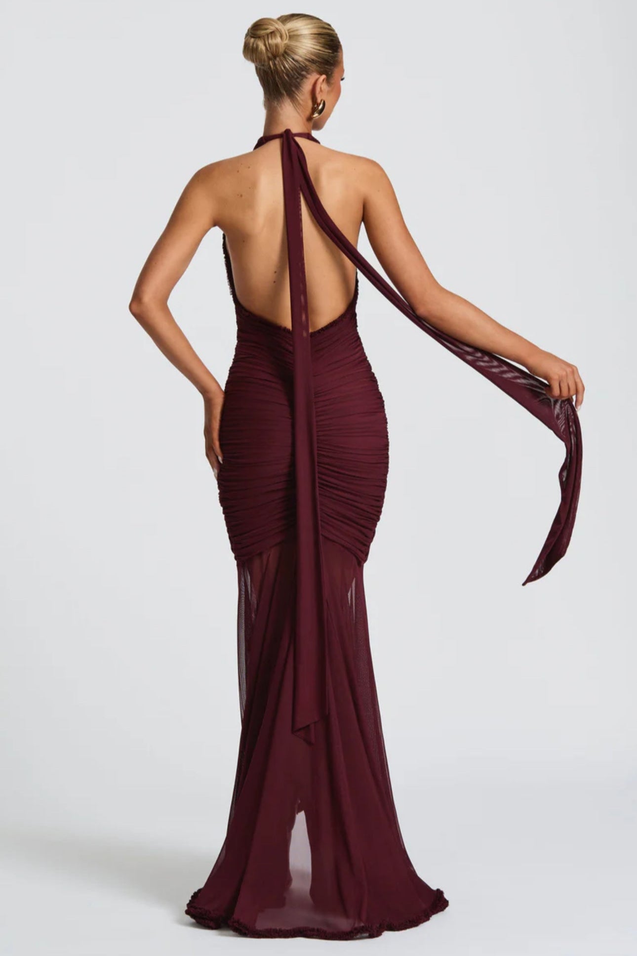SYREN · VESTIDO LARGO HALTER CON ESCOTE PROFUNDO Y VOLANTE CENTRAL