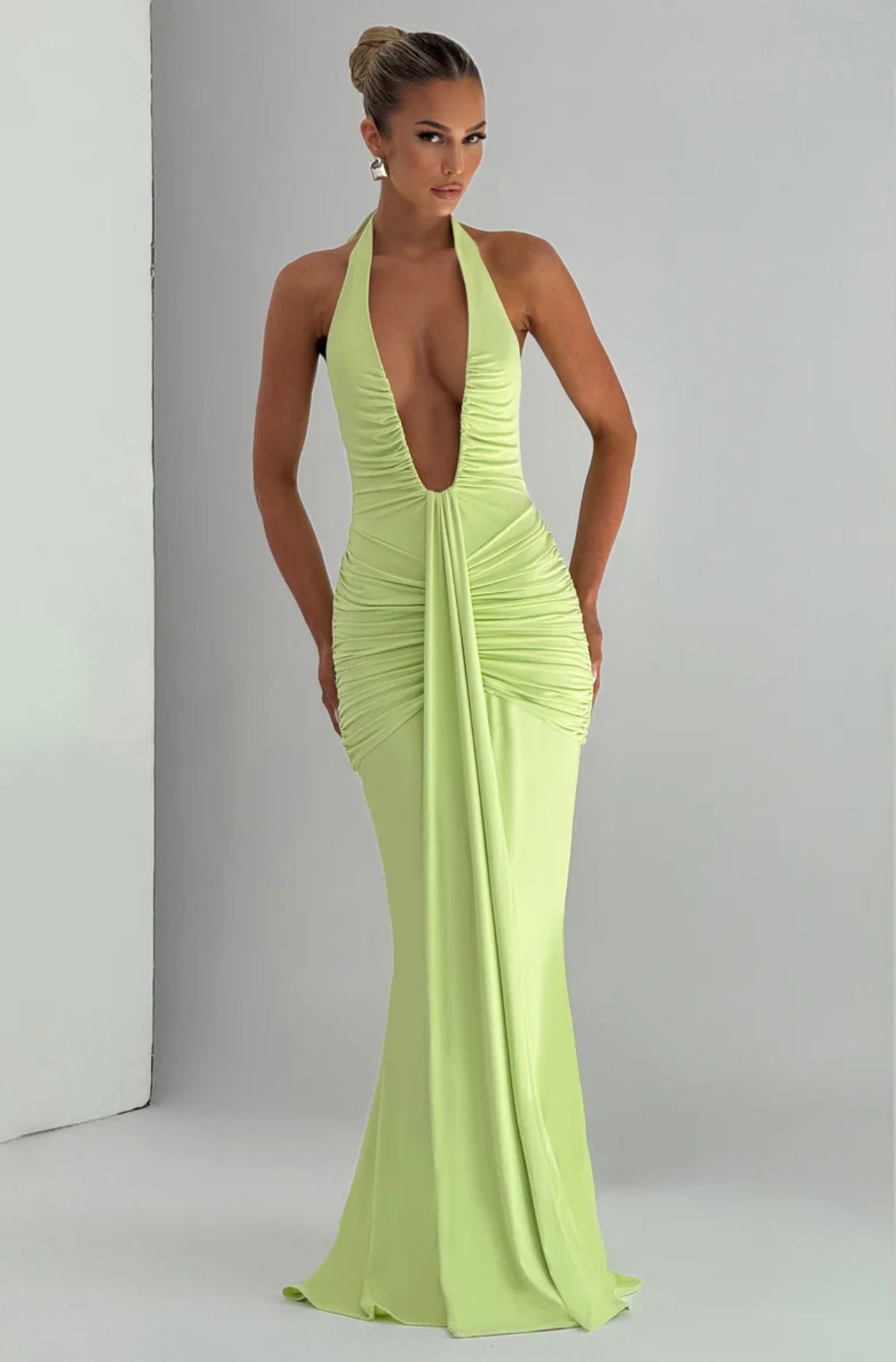 SOLENE · VESTIDO LARGO CON ESCOTE HALTER Y DRAPEADO FRONTAL