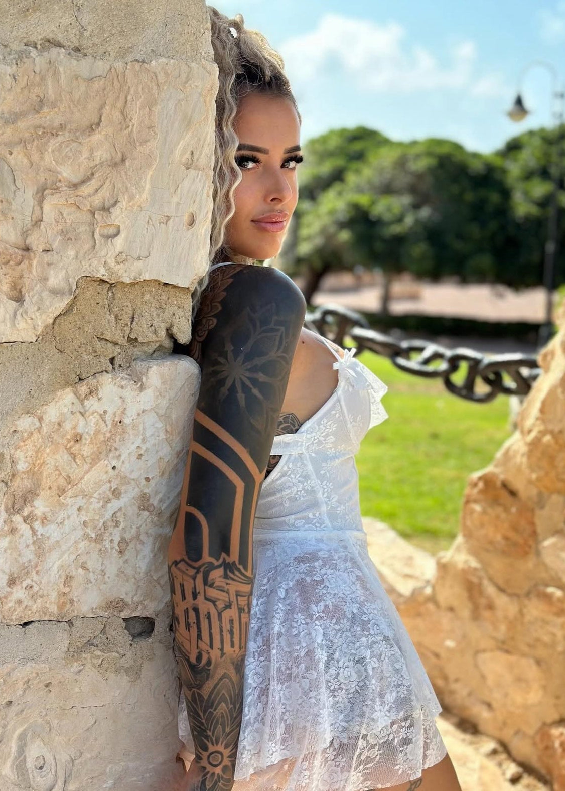 TAYLOR · VESTIDO MINI DE ENCAJE CON ESCOTE CORAZÓN Y VOLANTES