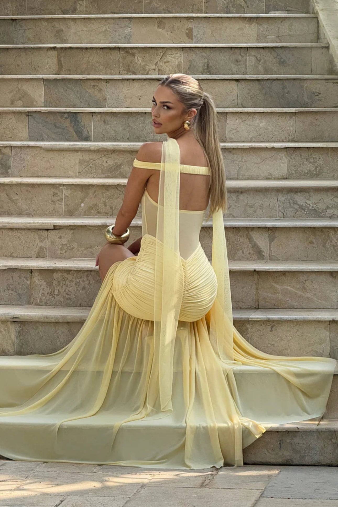AFRODITA · VESTIDO LARGO CON ESCOTE CORAZÓN Y ABERTURA LATERAL