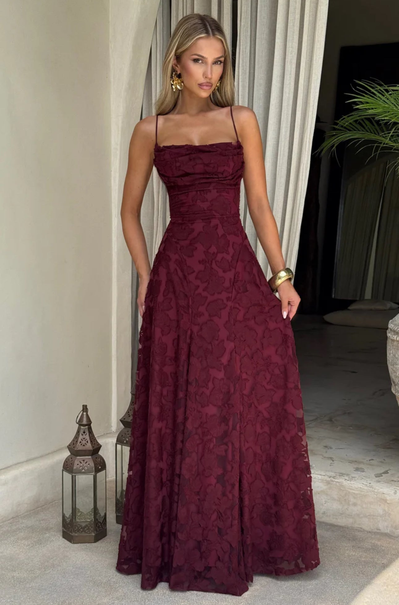 ELARA · VESTIDO LARGO DE ENCAJE CON TIRANTES FINOS