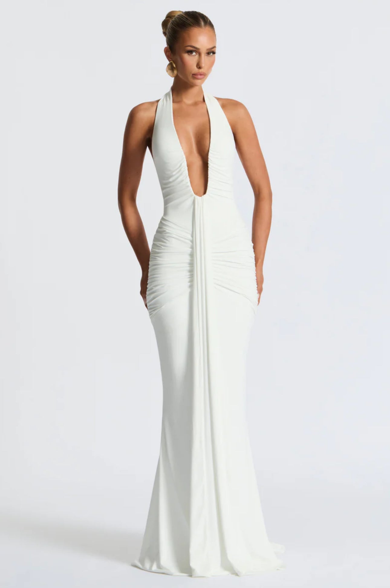 SOLENE · VESTIDO LARGO CON ESCOTE HALTER Y DRAPEADO FRONTAL