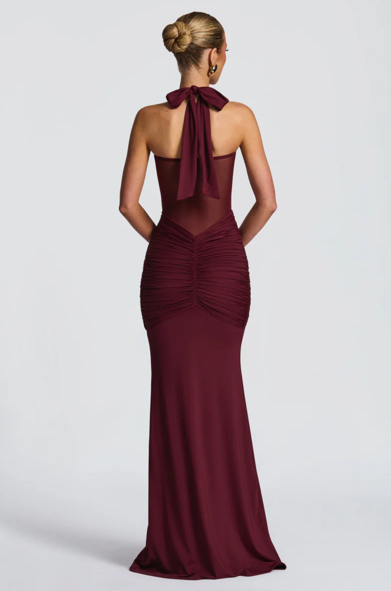 AURELIA · VESTIDO LARGO CON ESCOTE HALTER, DRAPEADO Y TRANSPARENCIA CENTRAL