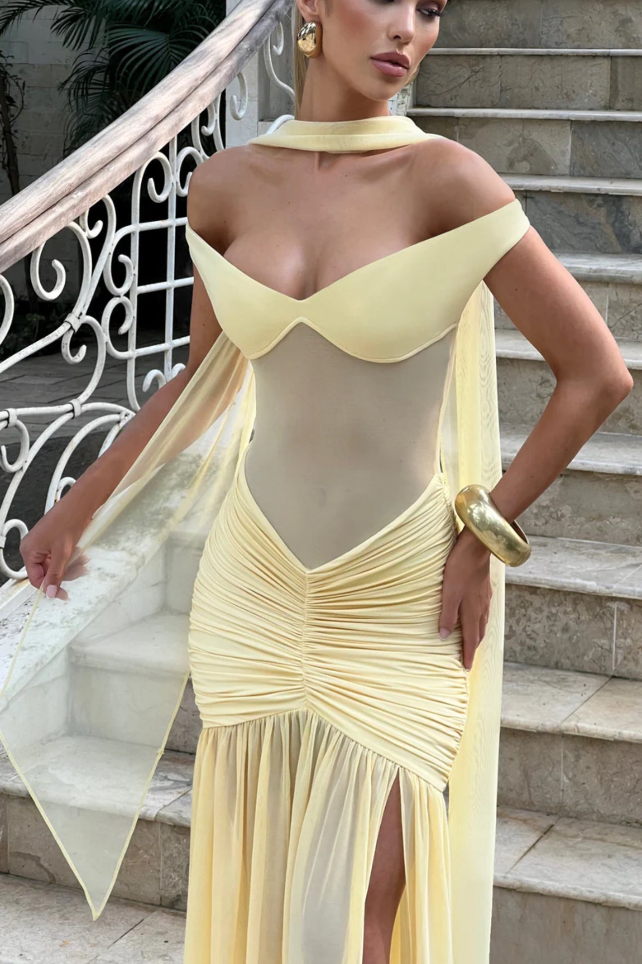 AFRODITA · VESTIDO LARGO CON ESCOTE CORAZÓN Y ABERTURA LATERAL