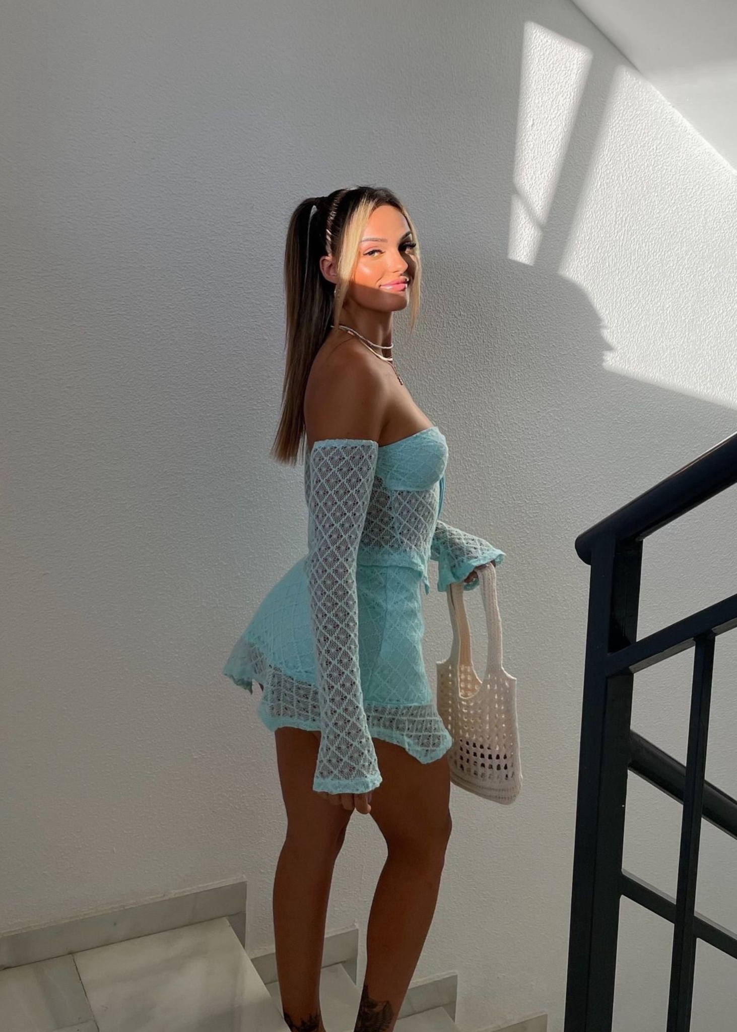 SOPHIE · CONJUNTO DE MANGA LARGA CON ESCOTE DESCUBIERTO Y FALDA MINI CEÑIDA