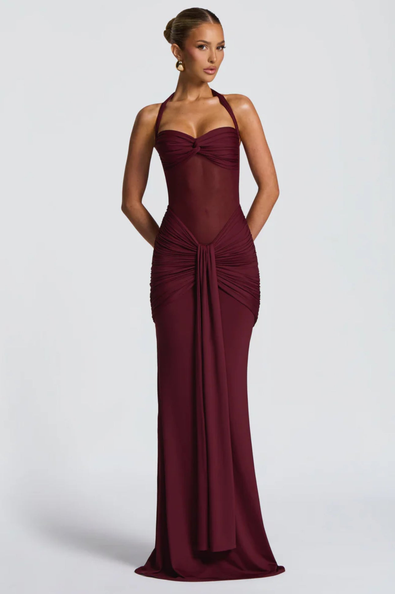 AURELIA · VESTIDO LARGO CON ESCOTE HALTER, DRAPEADO Y TRANSPARENCIA CENTRAL