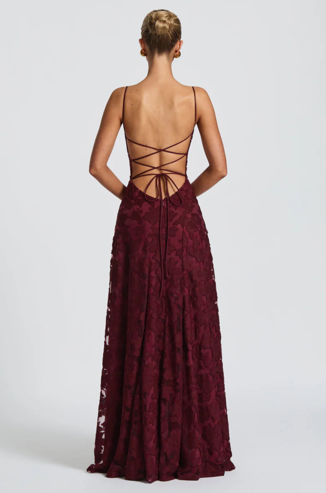 ELARA · VESTIDO LARGO DE ENCAJE CON TIRANTES FINOS