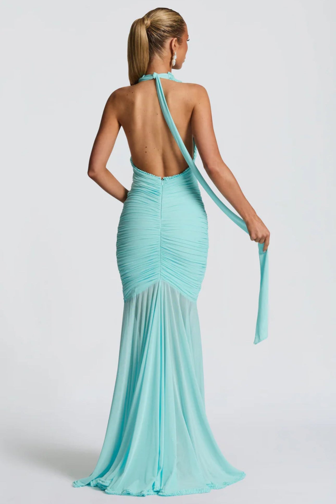 SYREN · VESTIDO LARGO HALTER CON ESCOTE PROFUNDO Y VOLANTE CENTRAL