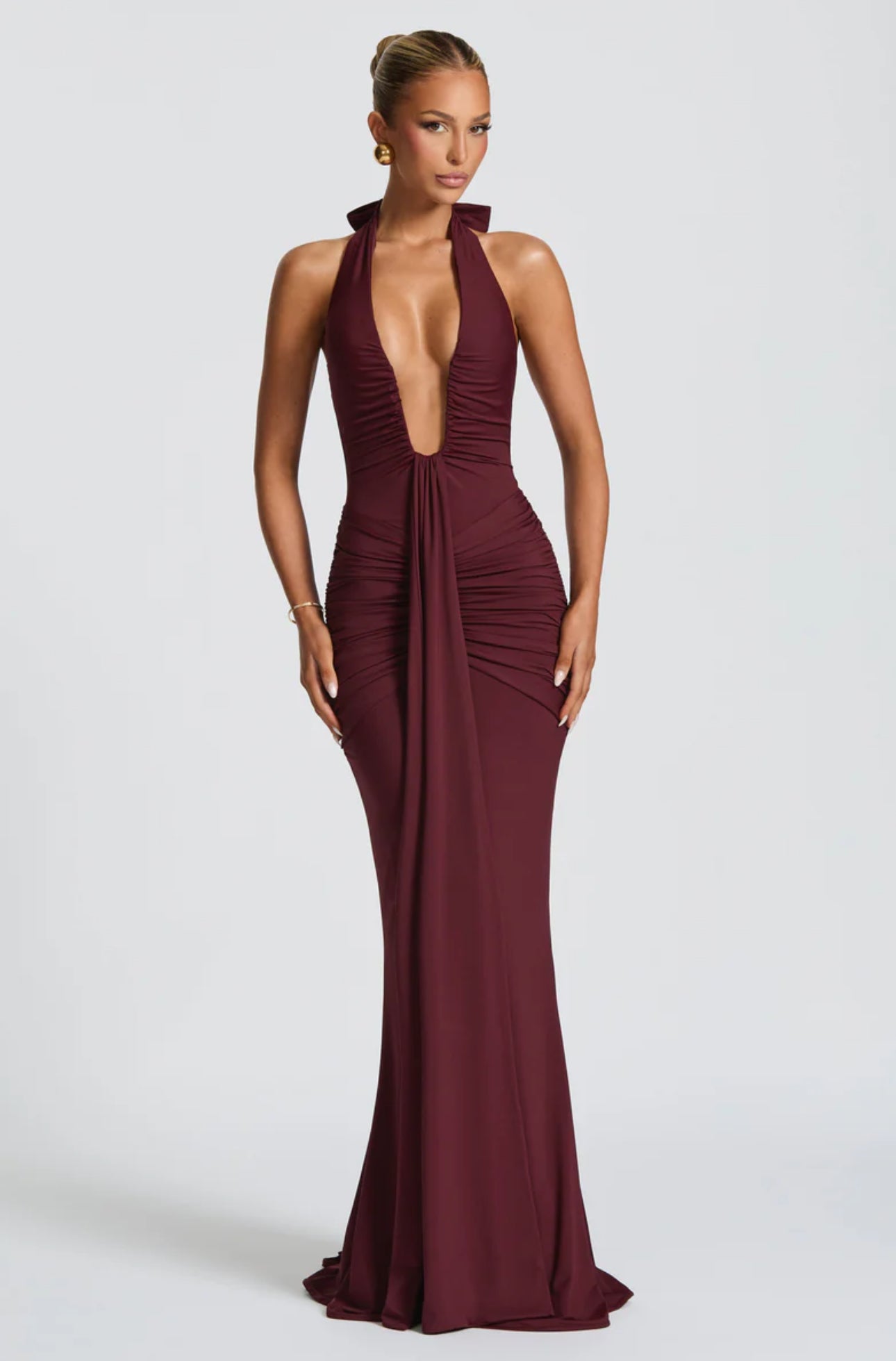 SOLENE · VESTIDO LARGO CON ESCOTE HALTER Y DRAPEADO FRONTAL