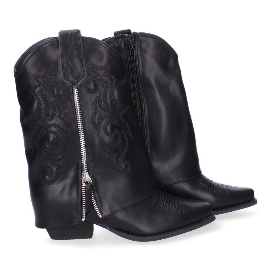 SARAH · BOTINES NEGROS ESTILO COWBOY CON POLAINA Y BORDADOS