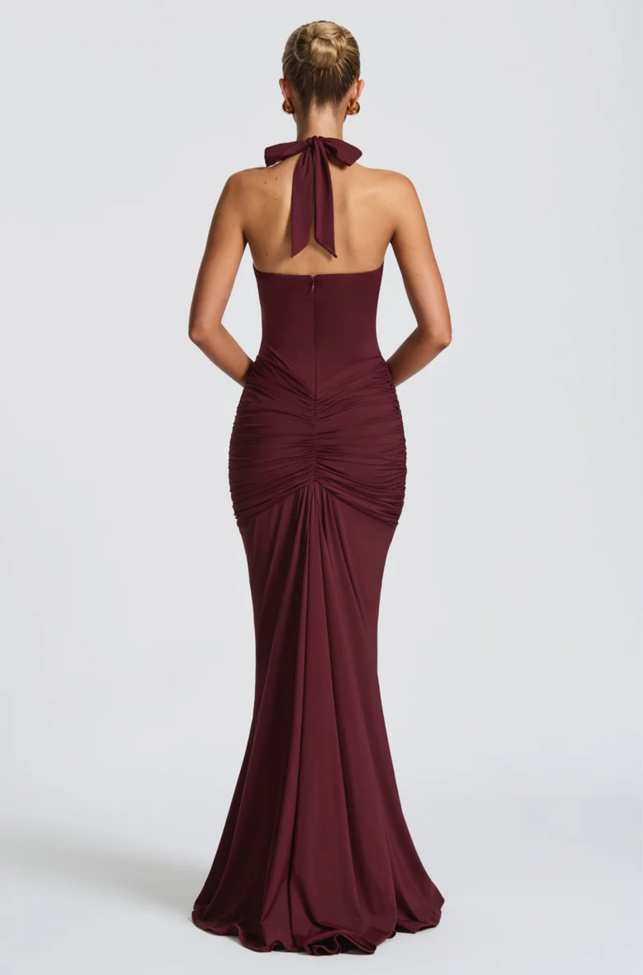 SOLENE · VESTIDO LARGO CON ESCOTE HALTER Y DRAPEADO FRONTAL