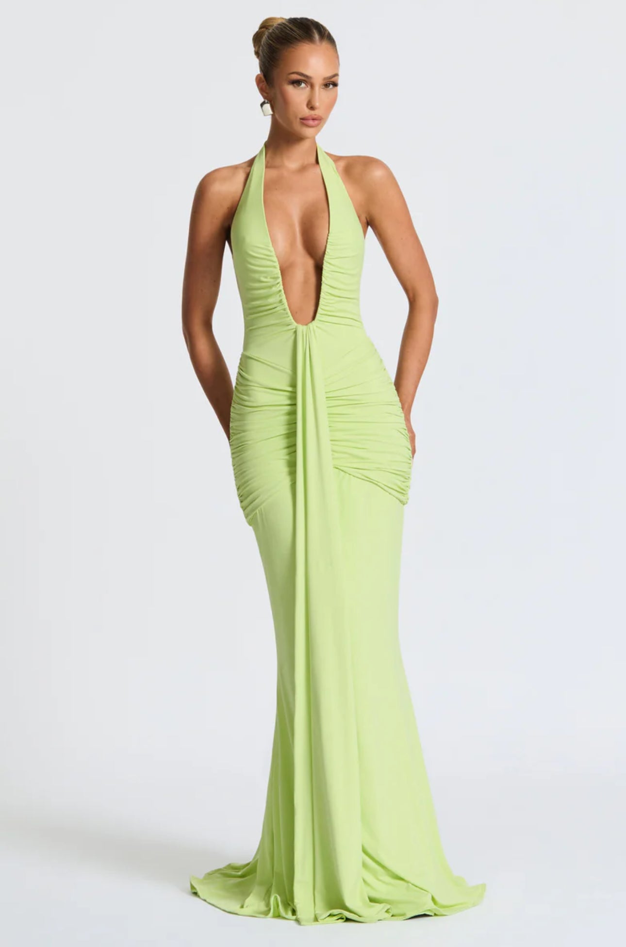 SOLENE · VESTIDO LARGO CON ESCOTE HALTER Y DRAPEADO FRONTAL