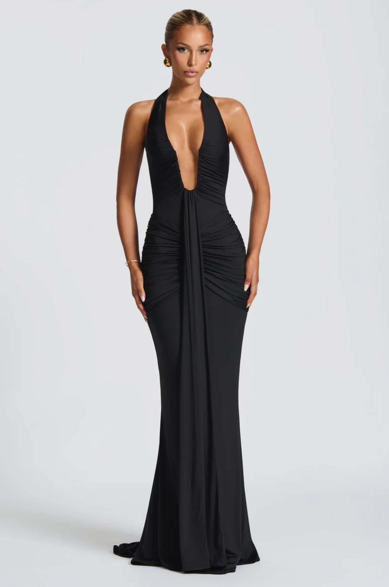 SOLENE · VESTIDO LARGO CON ESCOTE HALTER Y DRAPEADO FRONTAL