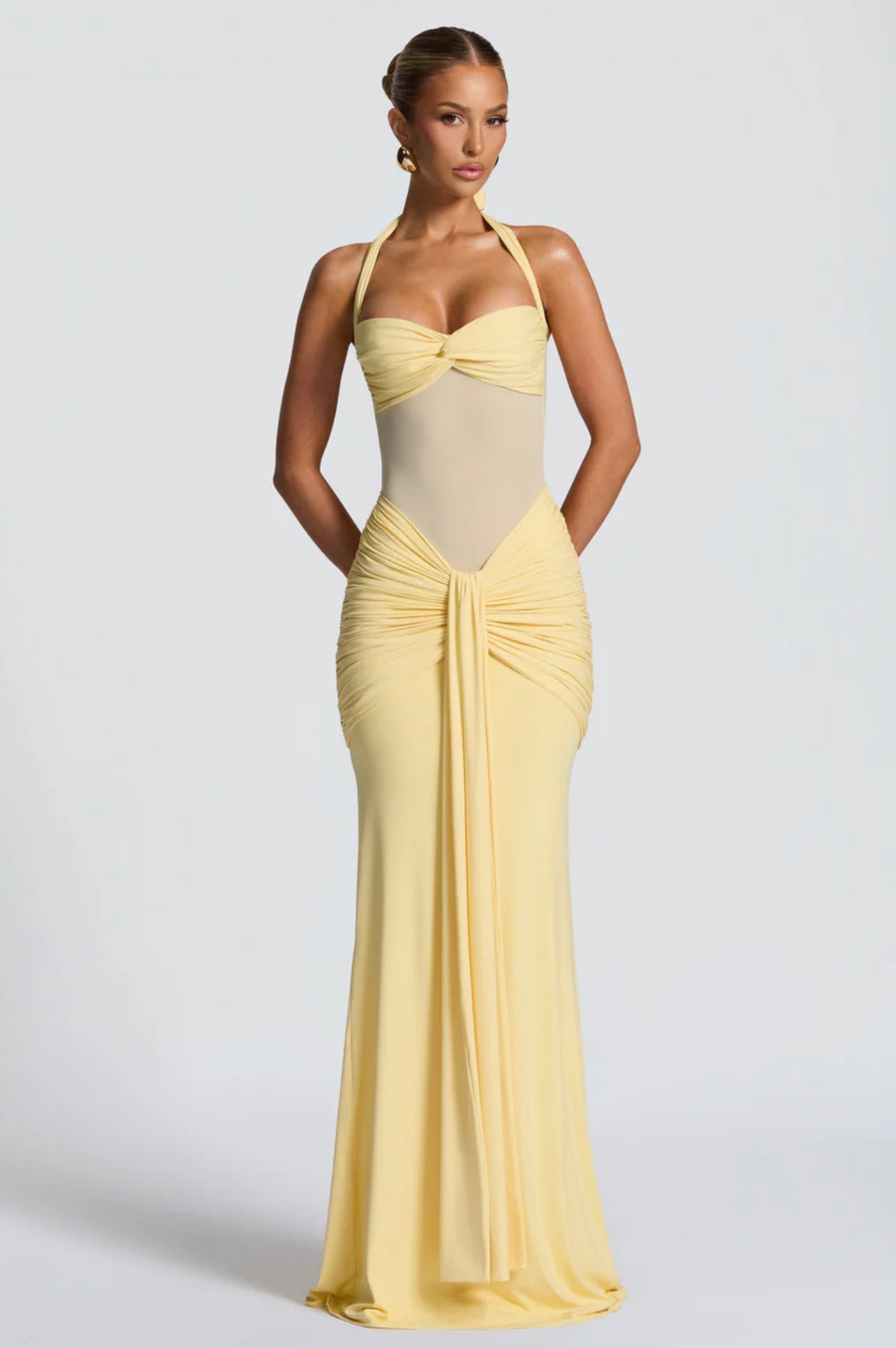 AURELIA · VESTIDO LARGO CON ESCOTE HALTER, DRAPEADO Y TRANSPARENCIA CENTRAL