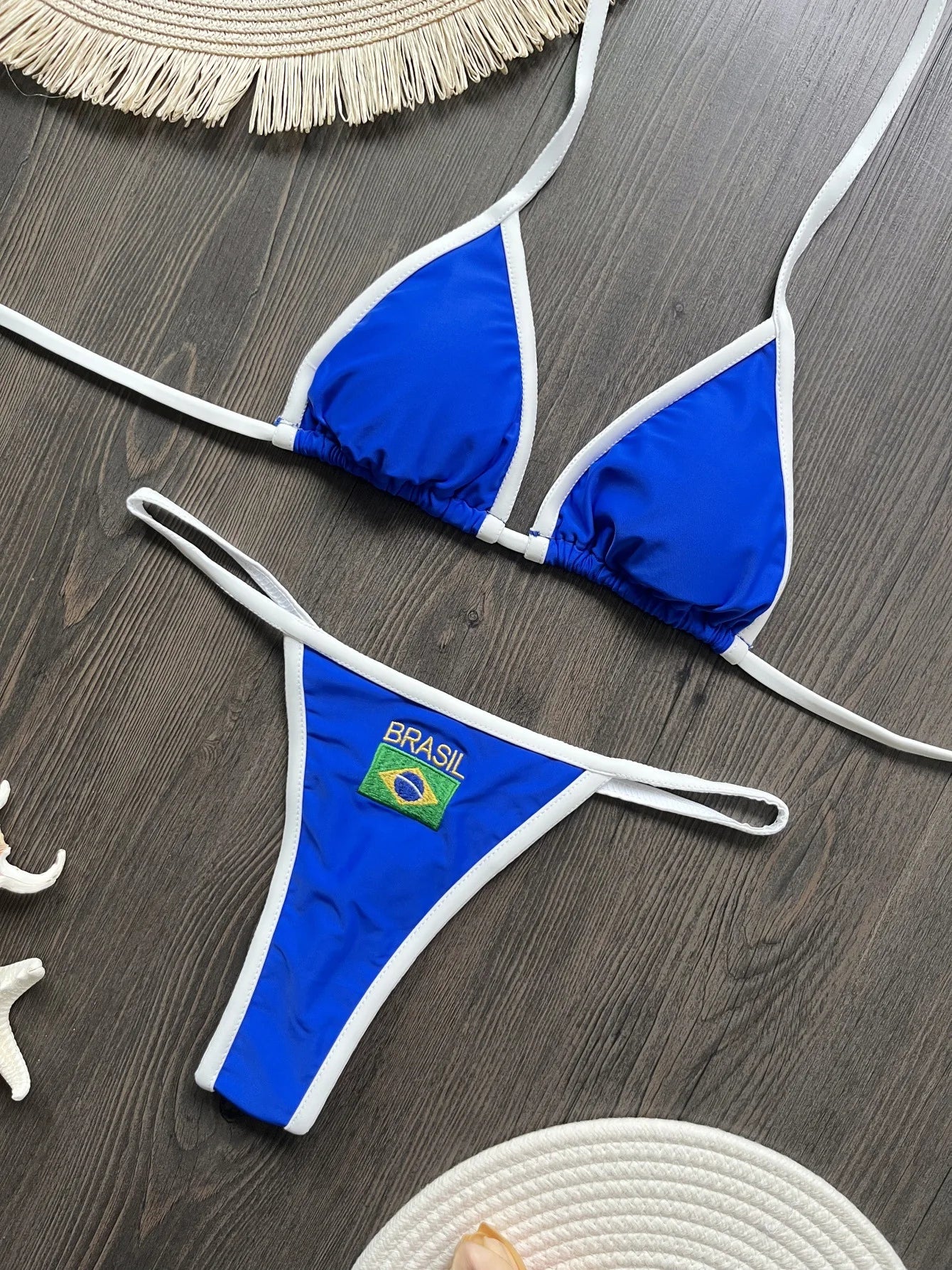 Bikini azul y blanco estilo Brasil con braguita alta – Malibu Barcelona