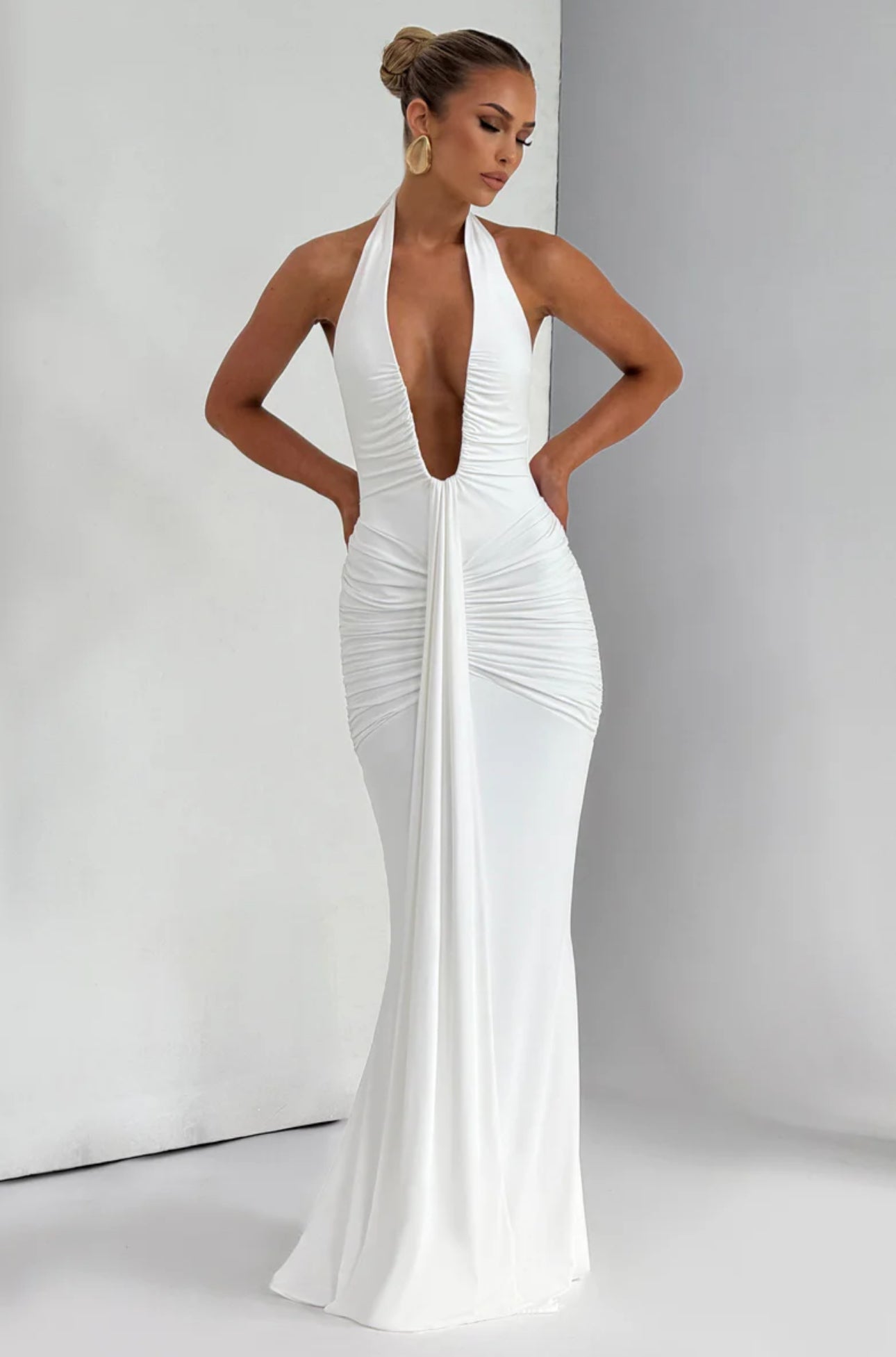 SOLENE · VESTIDO LARGO CON ESCOTE HALTER Y DRAPEADO FRONTAL