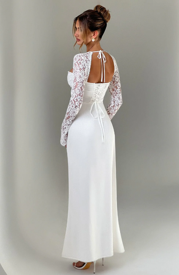 KATHERINA · VESTIDO MAXI BLANCO CON MANGAS DE ENCAJE, LAZO Y ABERTURA LATERAL