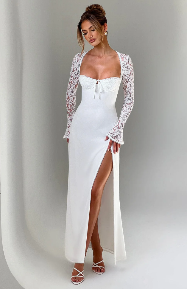 KATHERINA · VESTIDO MAXI BLANCO CON MANGAS DE ENCAJE, LAZO Y ABERTURA LATERAL