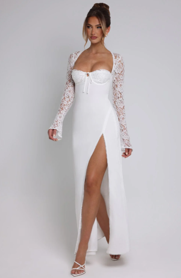 KATHERINA · VESTIDO MAXI BLANCO CON MANGAS DE ENCAJE, LAZO Y ABERTURA LATERAL
