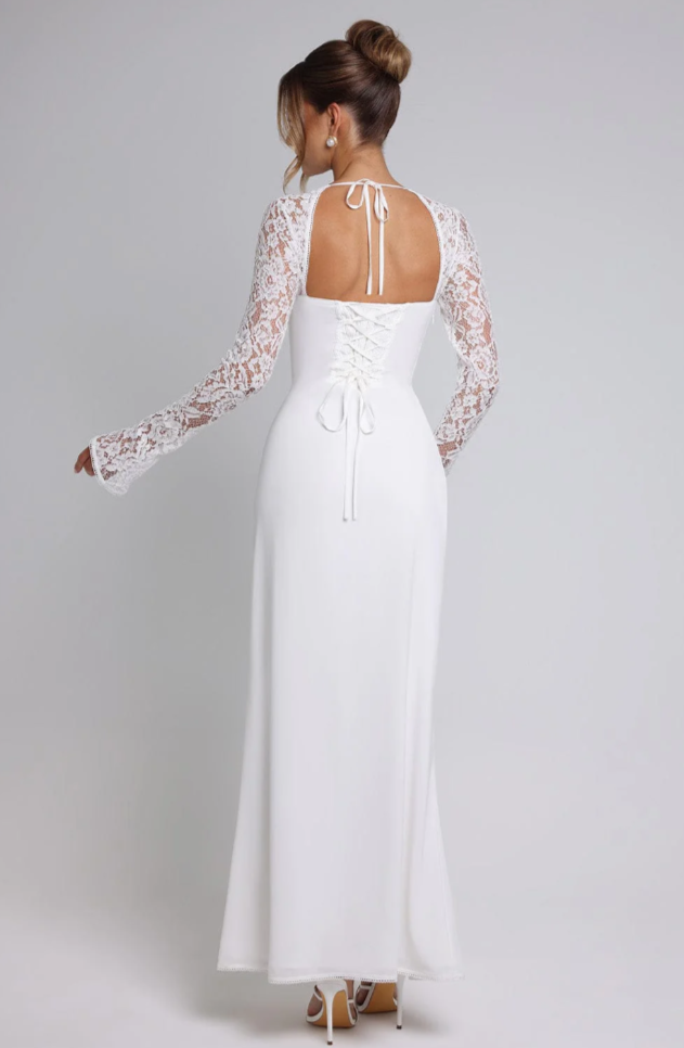 KATHERINA · VESTIDO MAXI BLANCO CON MANGAS DE ENCAJE, LAZO Y ABERTURA LATERAL