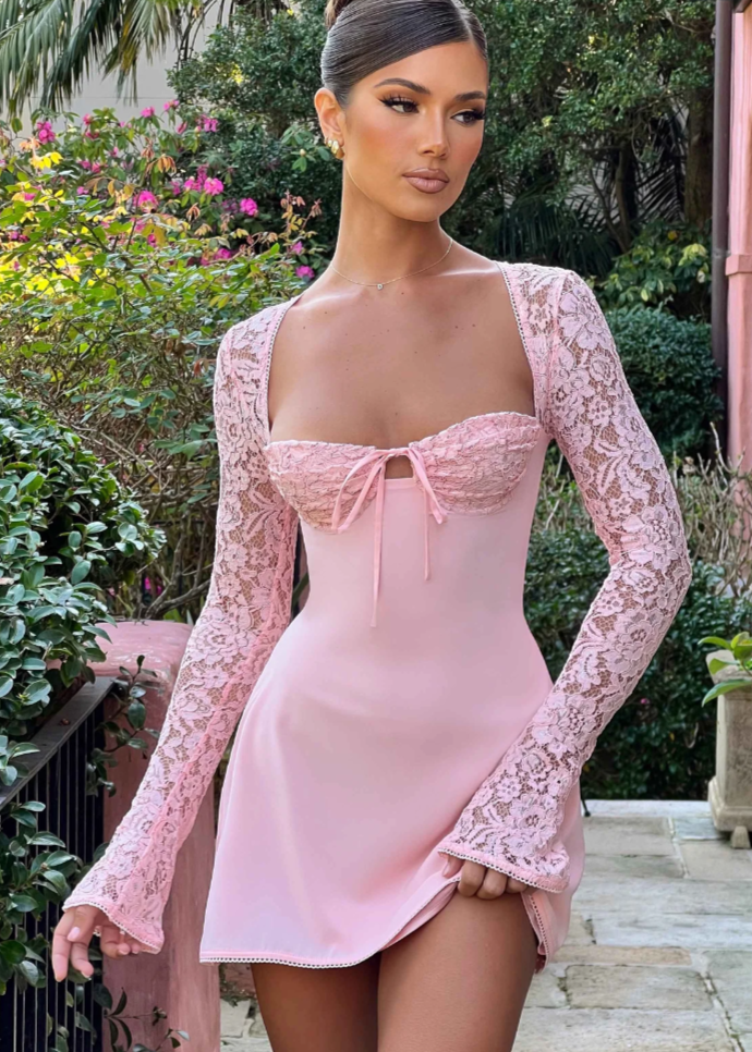 ANABELLE · VESTIDO MINI CON MANGAS DE ENCAJE Y ESPALDA CRUZADA