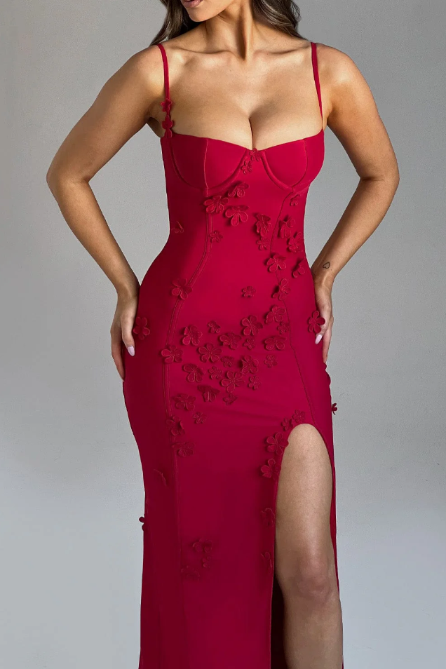 FLORA · VESTIDO LARGO CON FLORES EN RELIEVE Y ABERTURA LATERAL