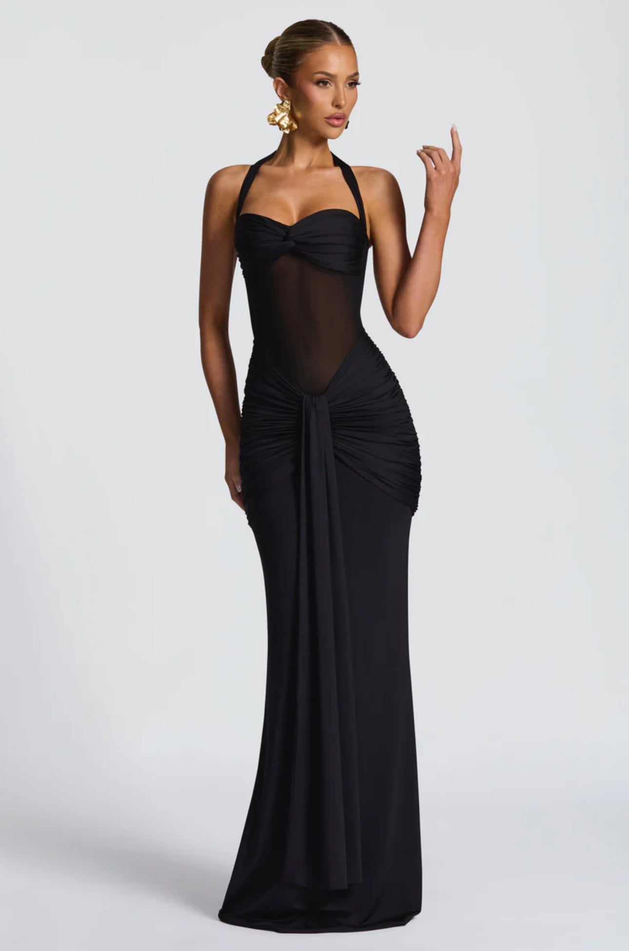 AURELIA · VESTIDO LARGO CON ESCOTE HALTER, DRAPEADO Y TRANSPARENCIA CENTRAL