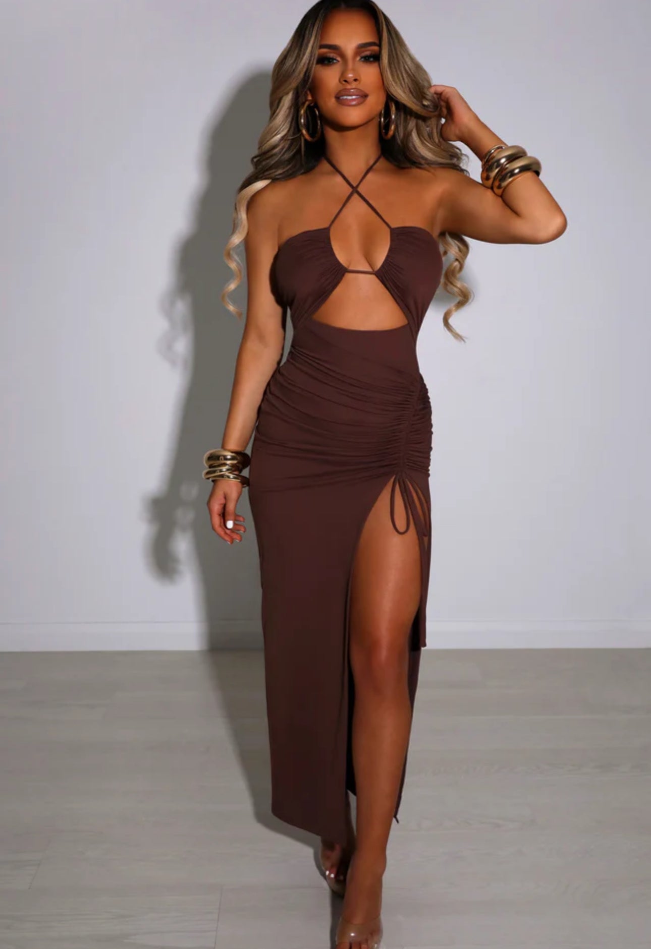 KEYLA · VESTIDO MAXI CRUZADO CON ABERTURA FRONTAL, ESPALDA DESCUBIERTA Y FALDA AJUSTABLE