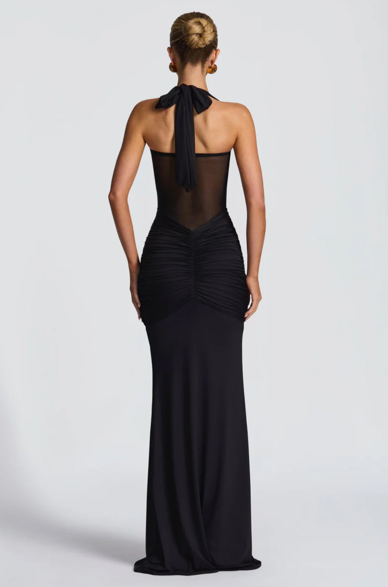 AURELIA · VESTIDO LARGO CON ESCOTE HALTER, DRAPEADO Y TRANSPARENCIA CENTRAL