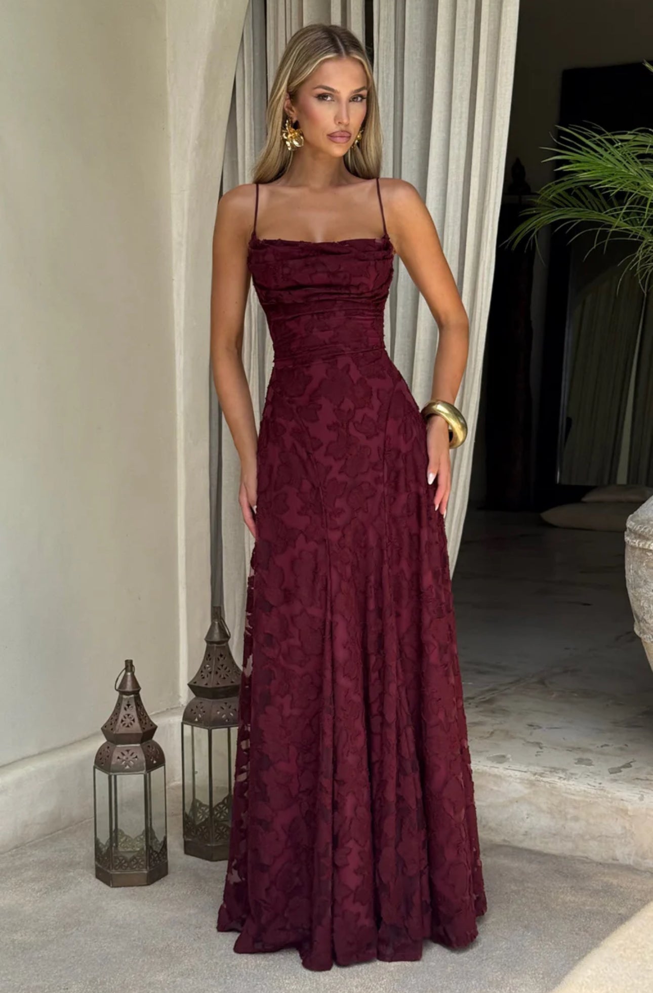 ELARA · VESTIDO LARGO DE ENCAJE CON TIRANTES FINOS