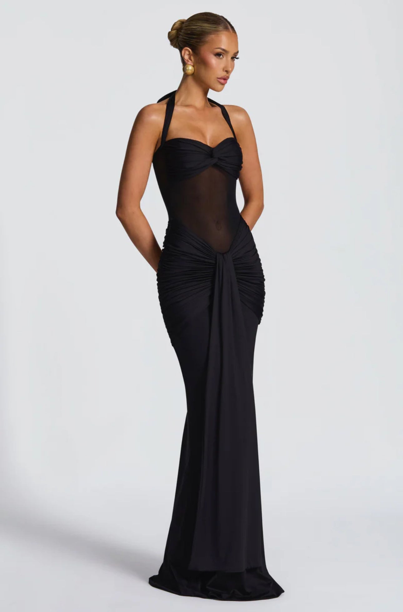 AURELIA · VESTIDO LARGO CON ESCOTE HALTER, DRAPEADO Y TRANSPARENCIA CENTRAL