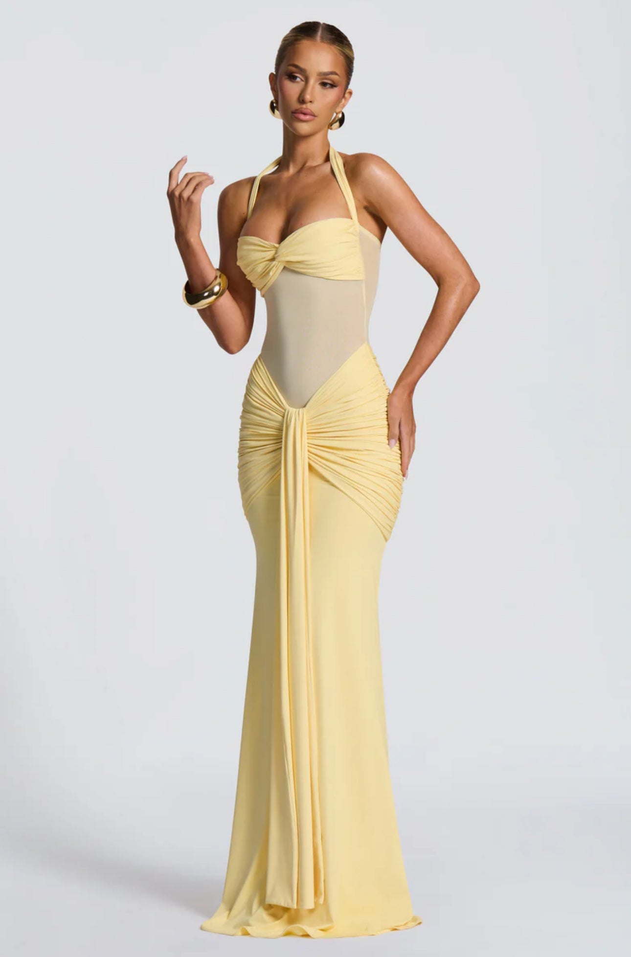 AURELIA · VESTIDO LARGO CON ESCOTE HALTER, DRAPEADO Y TRANSPARENCIA CENTRAL
