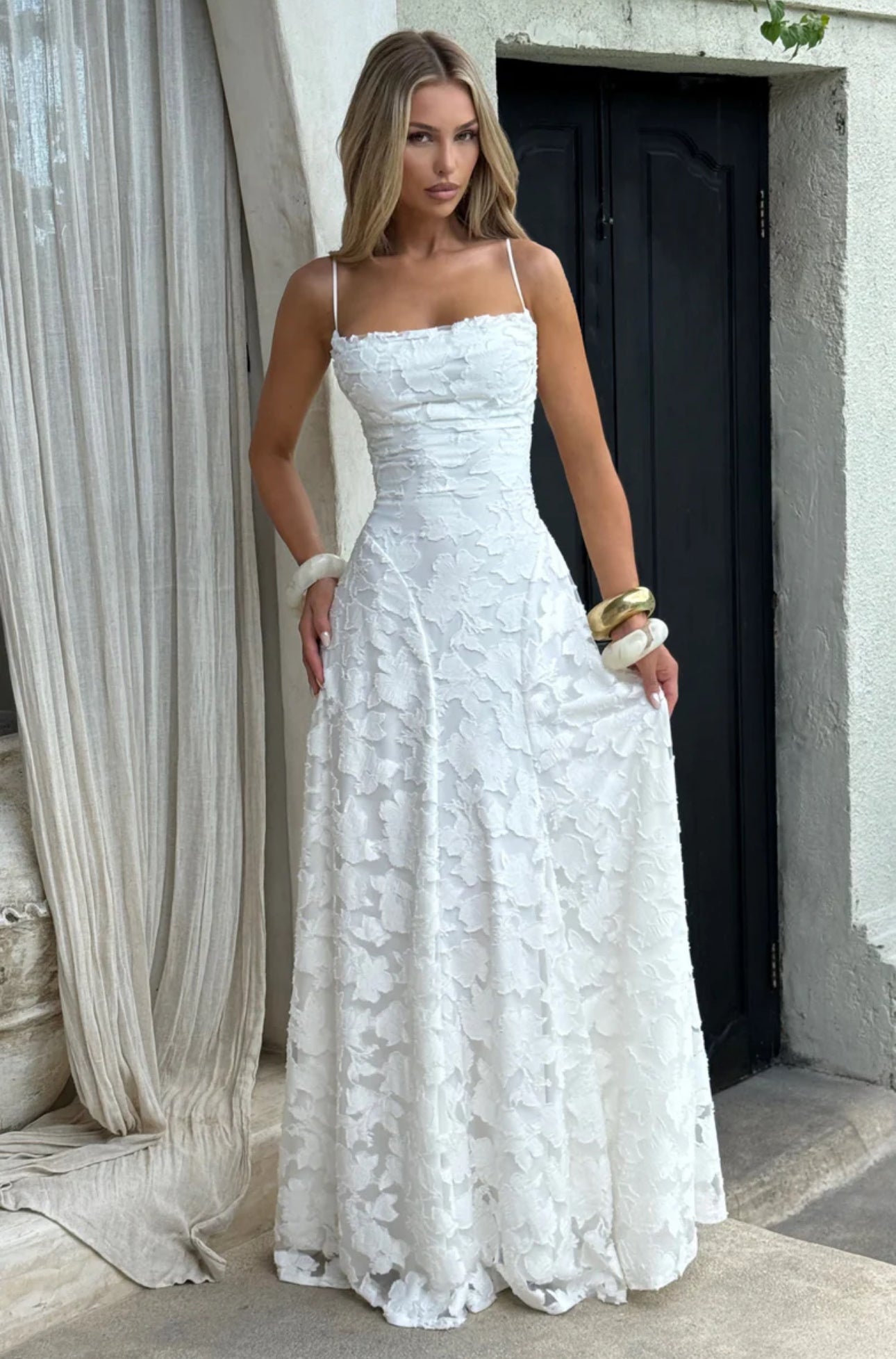 ELARA · VESTIDO LARGO DE ENCAJE CON TIRANTES FINOS