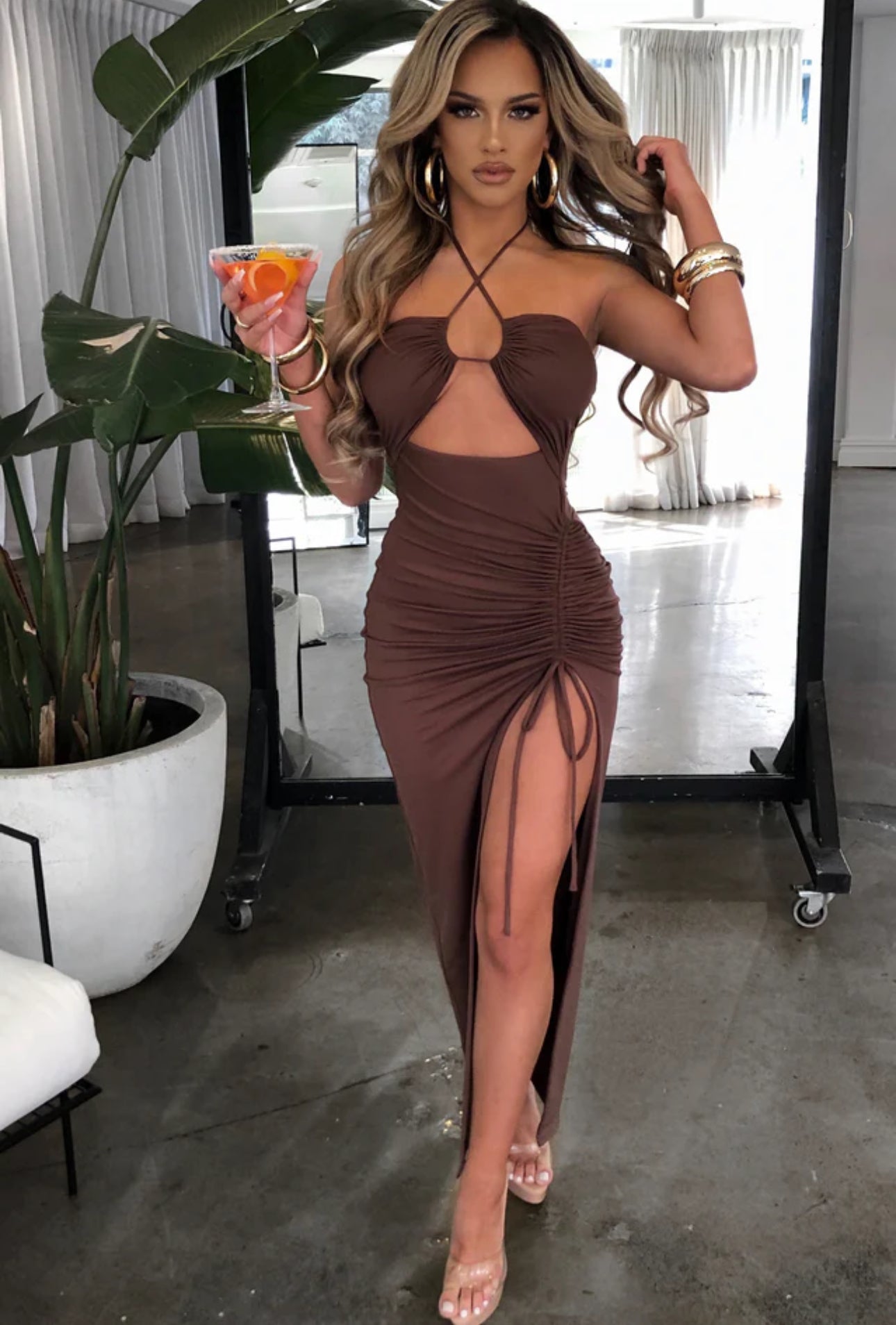 KEYLA · VESTIDO MAXI CRUZADO CON ABERTURA FRONTAL, ESPALDA DESCUBIERTA Y FALDA AJUSTABLE