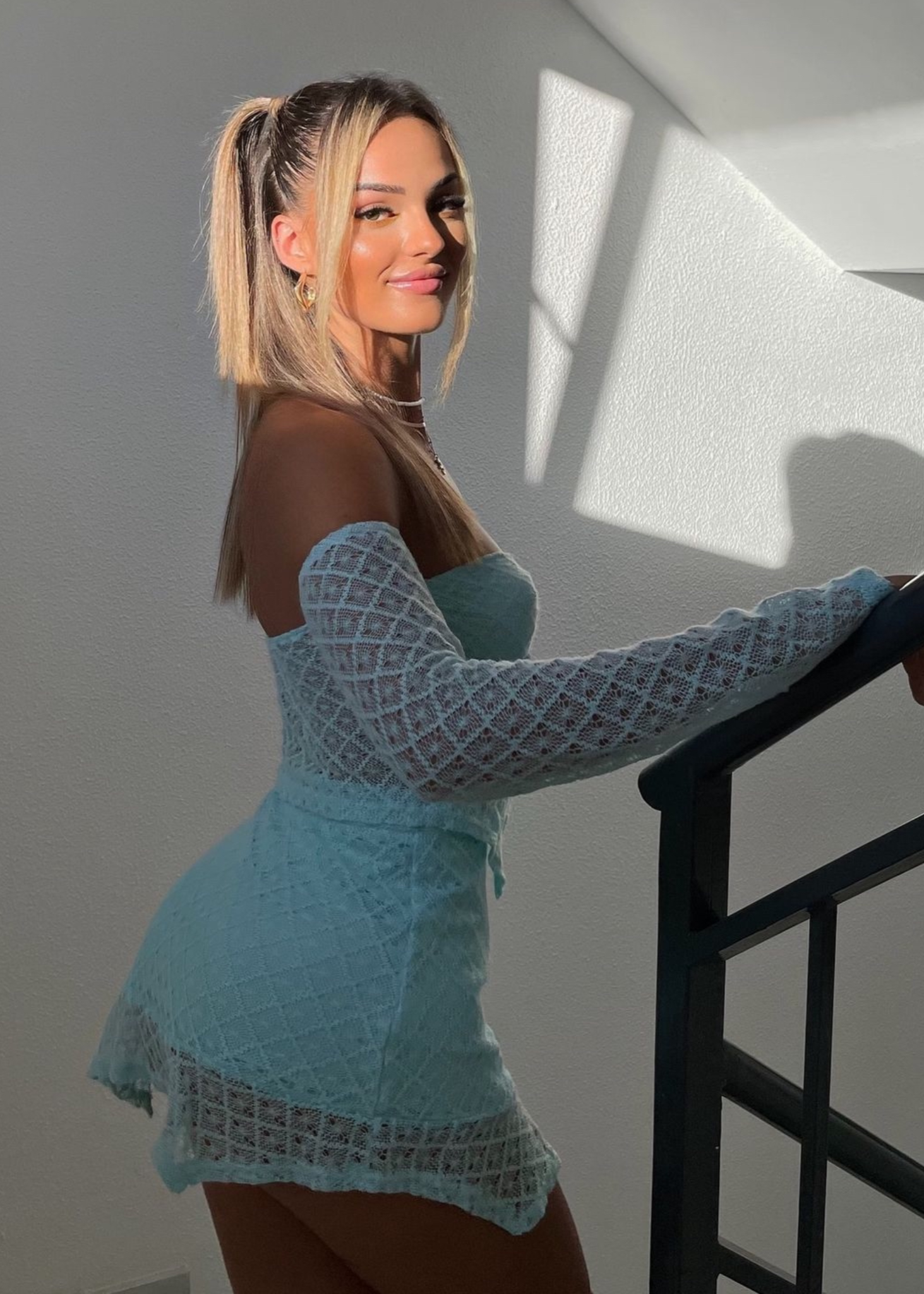 SOPHIE · CONJUNTO DE MANGA LARGA CON ESCOTE DESCUBIERTO Y FALDA MINI CEÑIDA