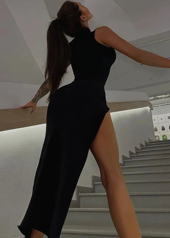 TRISS · VESTIDO MAXI HALTER CEÑIDO CON CUELLO ALTO Y ABERTURA LATERAL