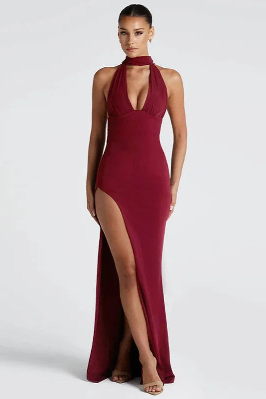 Modelo con vestido largo burdeos escote halter y abertura lateral Vittoria de Malibu Barcelona