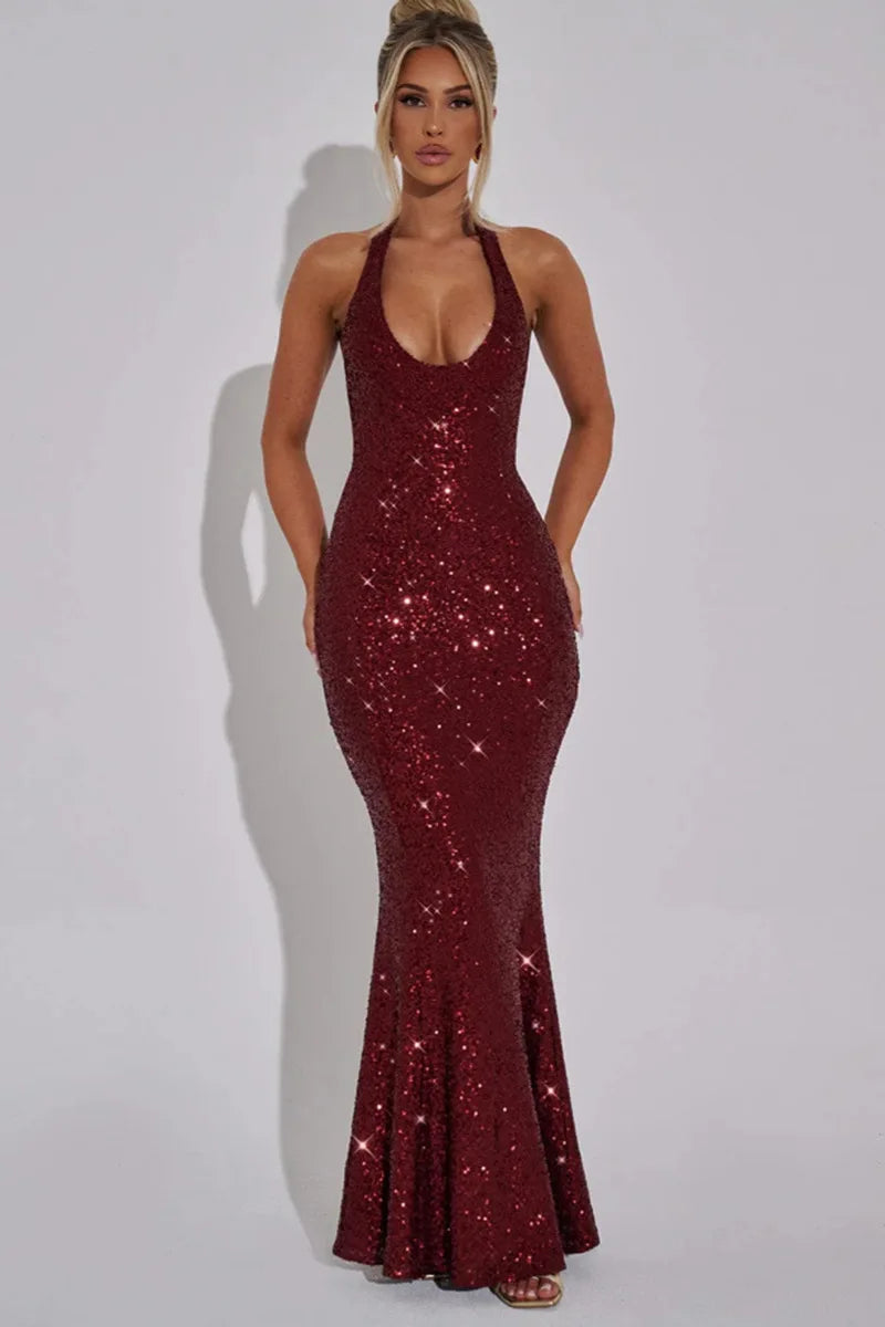 Modelo con vestido largo de lentejuelas burdeos escote halter Arielle de Malibu Barcelona