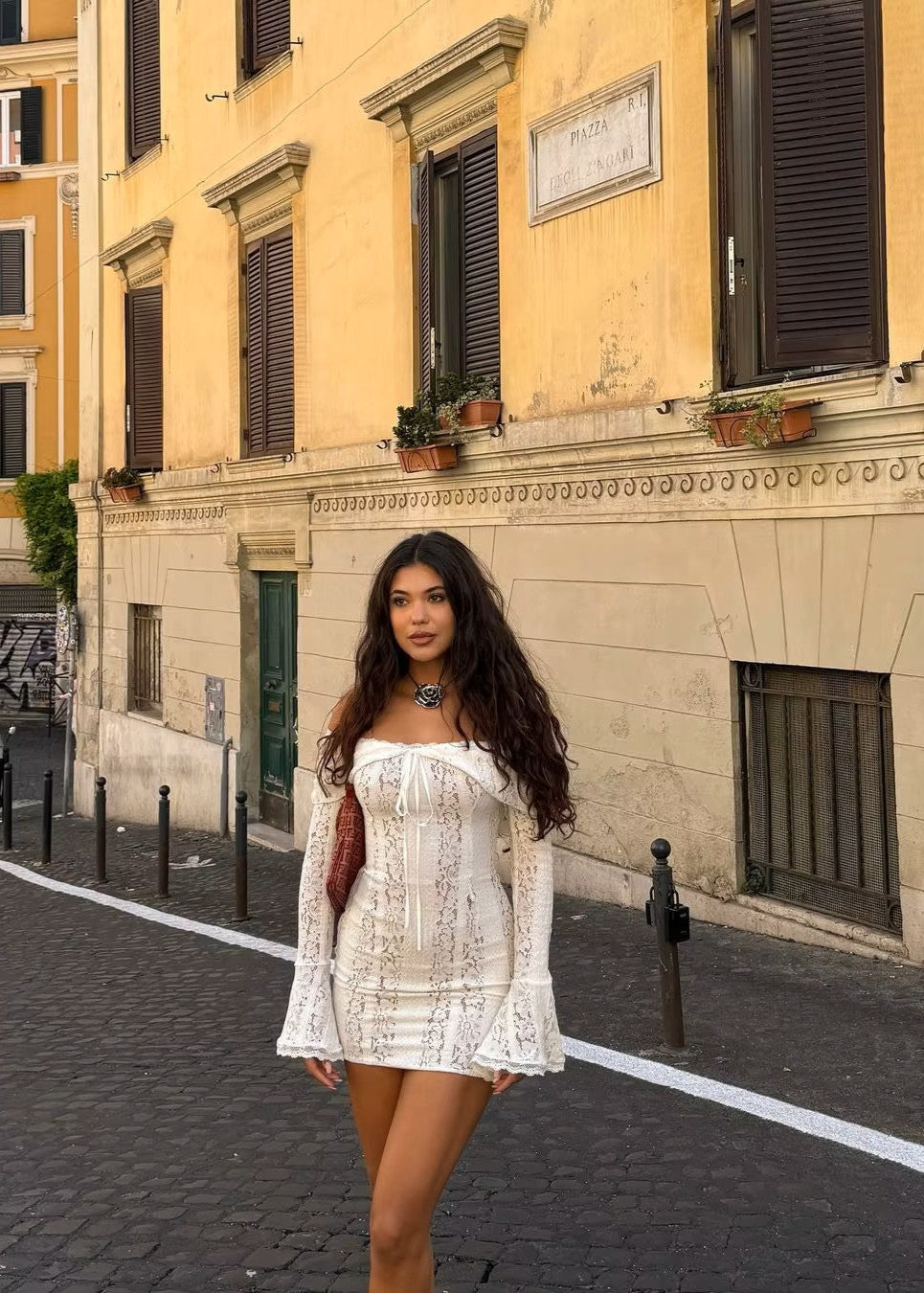 SIMONE · VESTIDO MINI BLANCO DE ENCAJE CON ESCOTE BARDOT Y MANGAS ACAMPANADAS