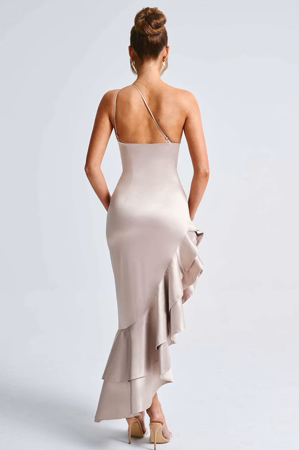 CHARLES · VESTIDO MAXI DORADO ASIMÉTRICO CON VOLANTES Y ESPALDA DESCUBIERTA