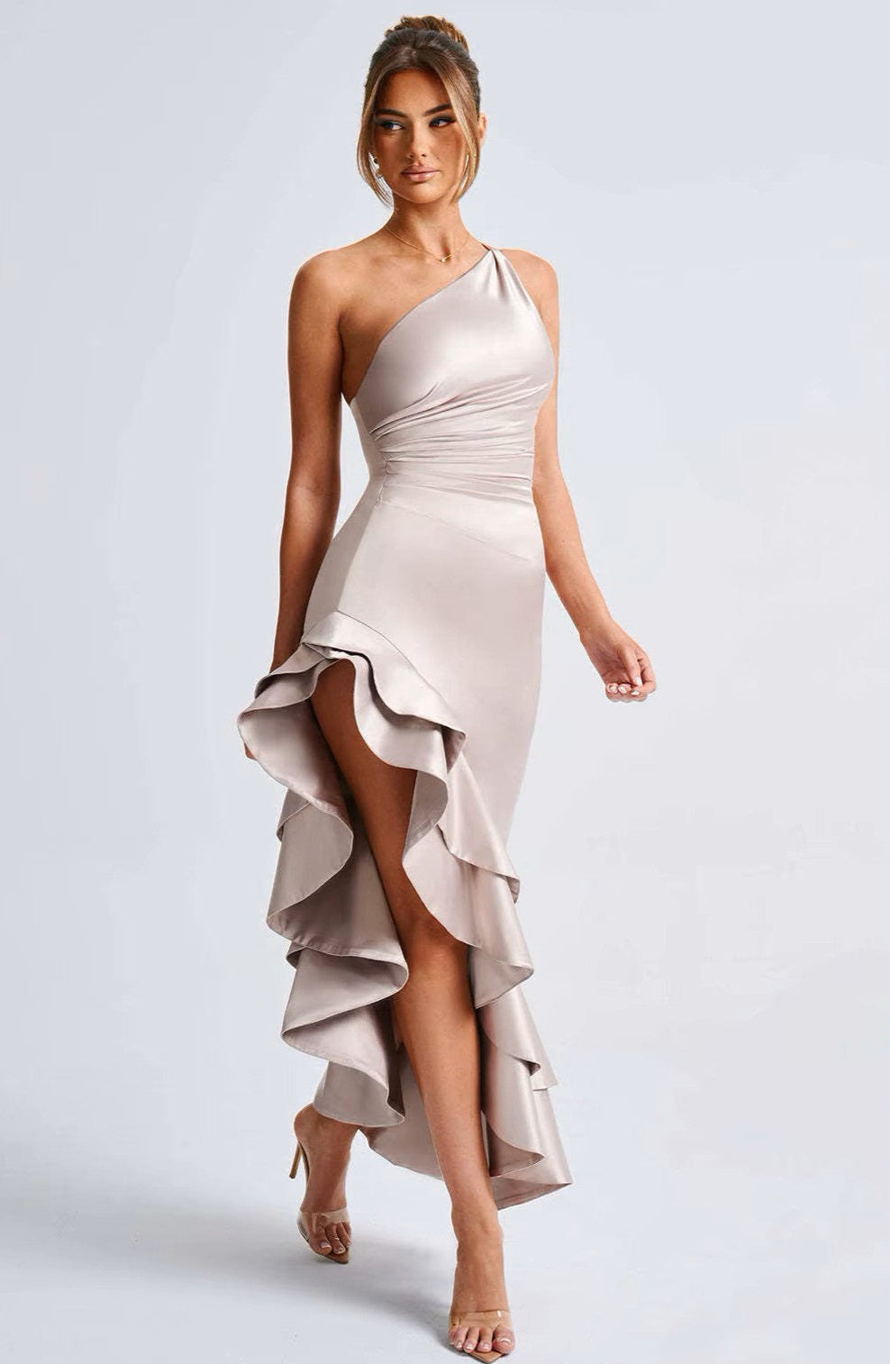 CHARLES · VESTIDO MAXI DORADO ASIMÉTRICO CON VOLANTES Y ESPALDA DESCUBIERTA