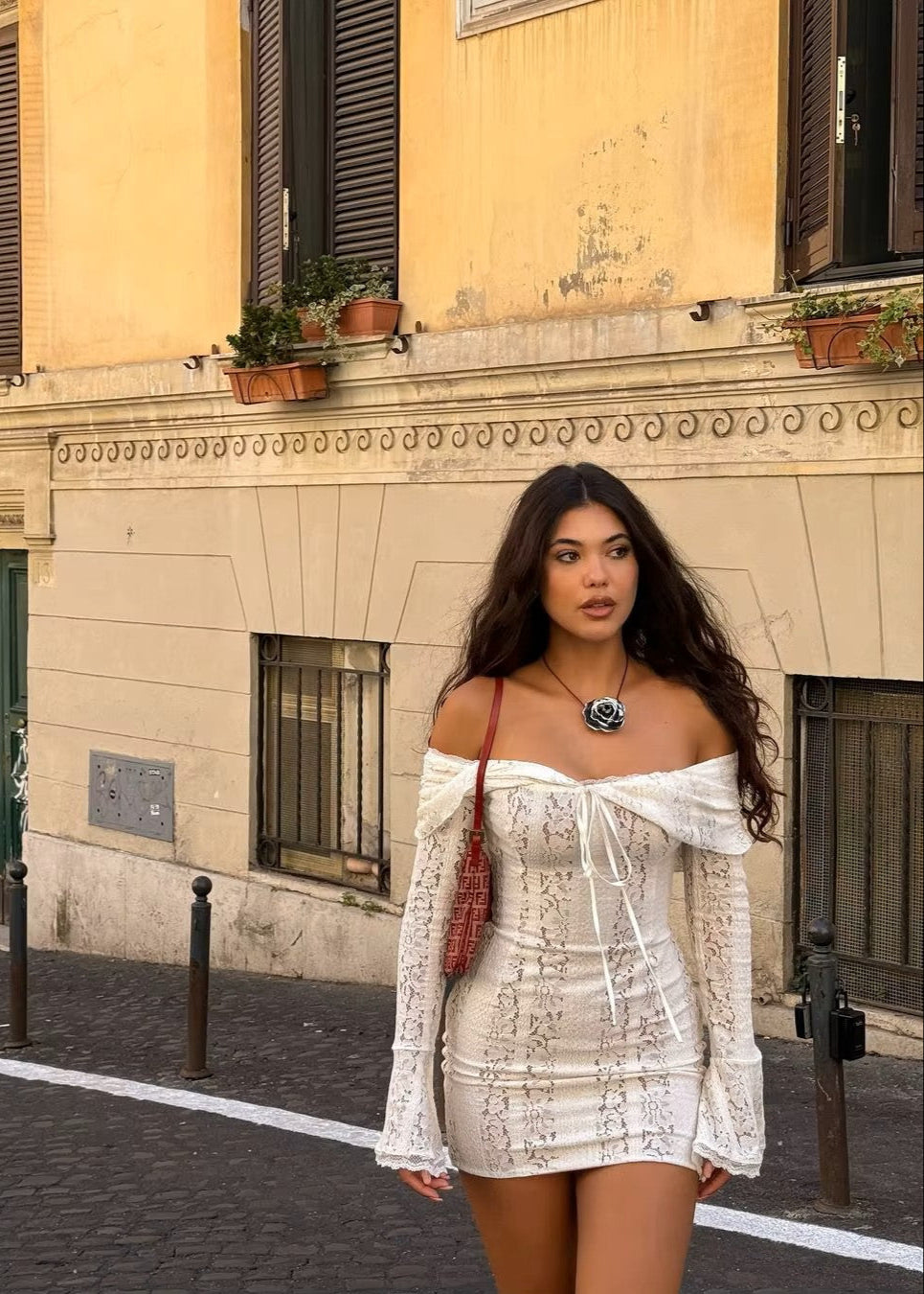 SIMONE · VESTIDO MINI BLANCO DE ENCAJE CON ESCOTE BARDOT Y MANGAS ACAMPANADAS